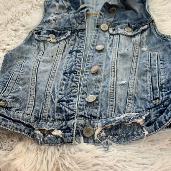American Eagle Distressed Jean Vest - Picture 4 of 12